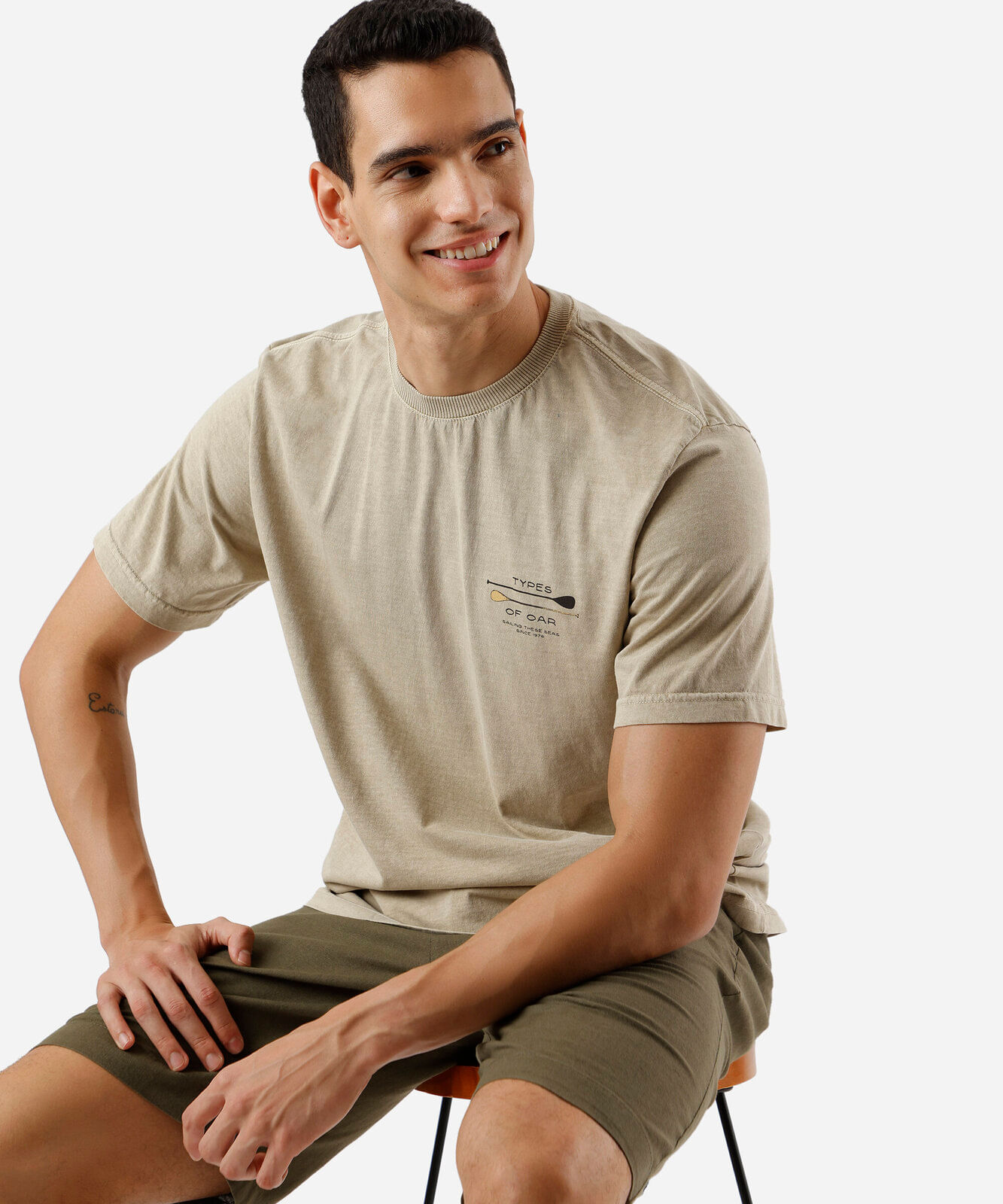 camiseta masculina de algodão estampada estonada bege