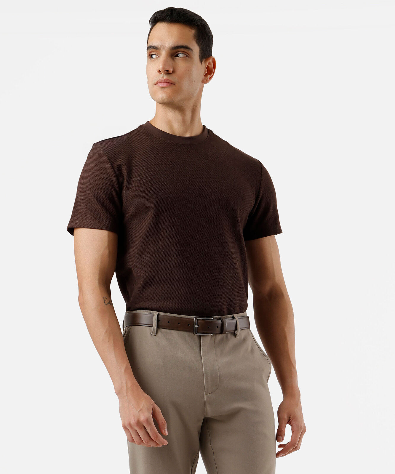 camiseta de algodão texturizada manga curta marrom