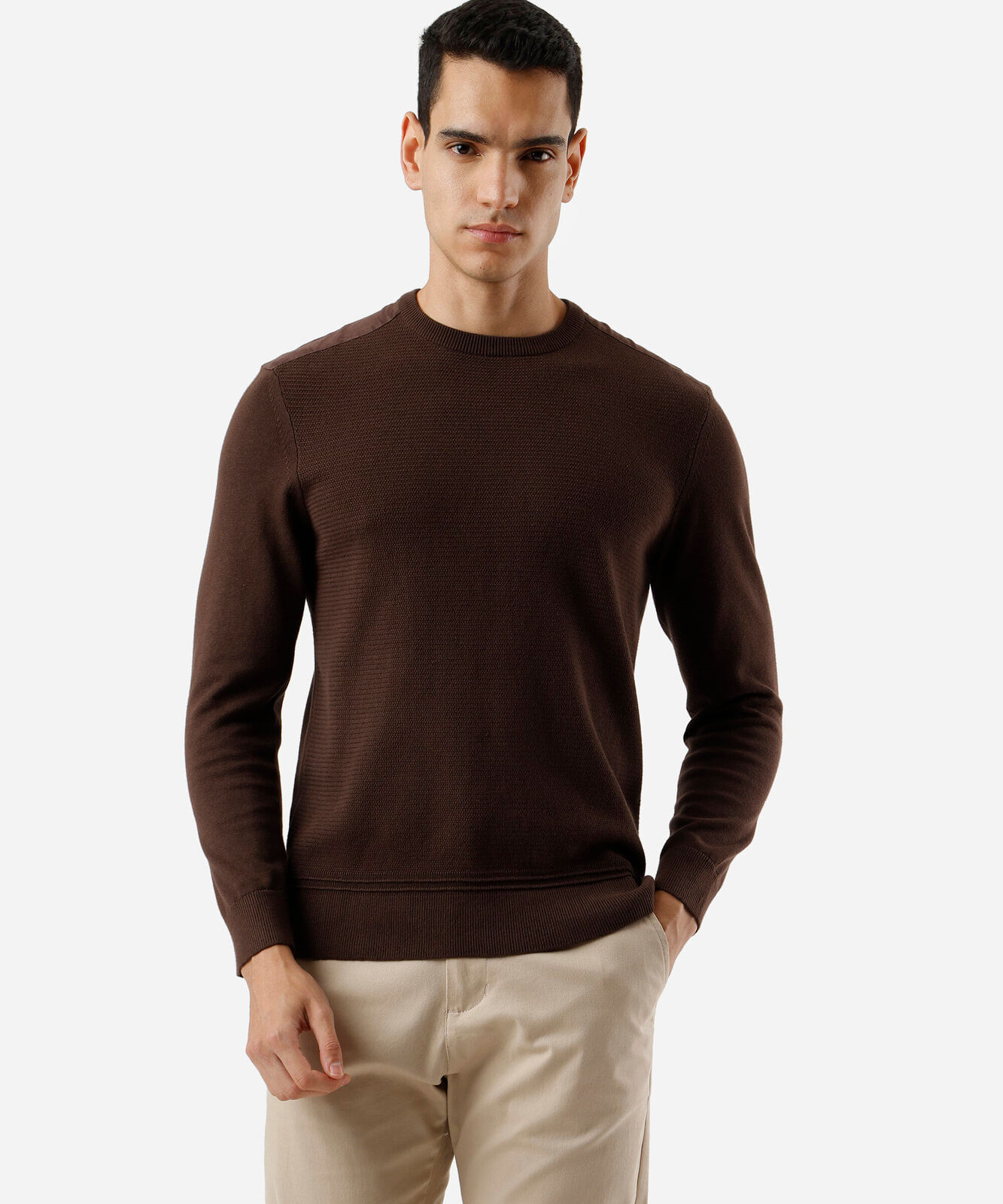 suéter masculino de tricot com recorte de suede marrom