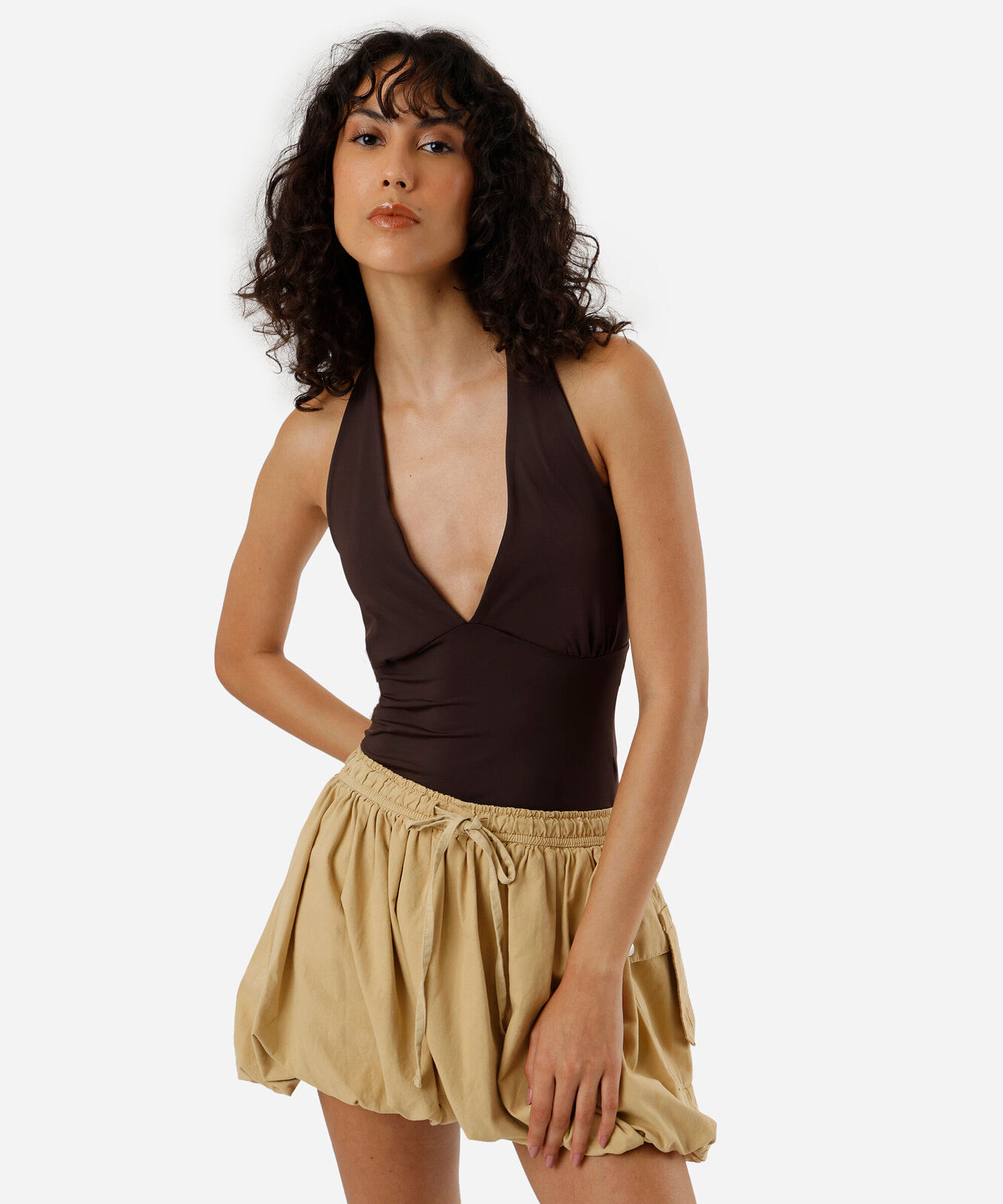 blusa frente única feminina com franzido marrom