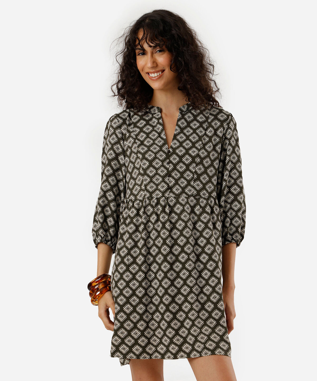 Vista 2 vestido curto feminino de viscose étnico verde C&A Verde Militar C&A Verde Militar