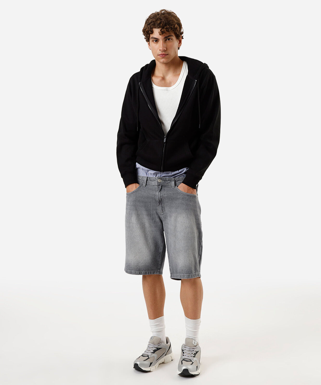 Vista 2 bermuda reta masculina jeans cinza C&A Grey Jeans C&A Grey Jeans