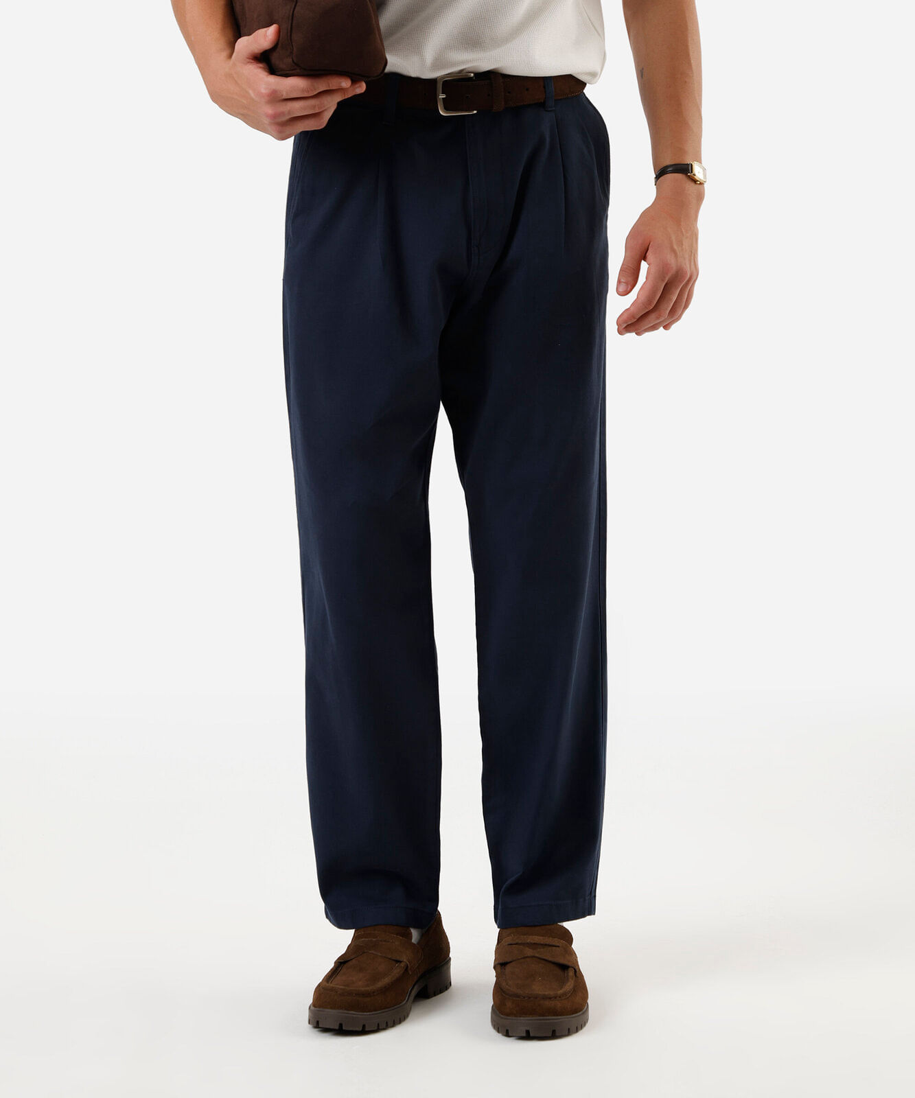 Vista 2 calça chino reta masculina de sarja com pregas azul C&A Azul Escuro C&A Azul Escuro