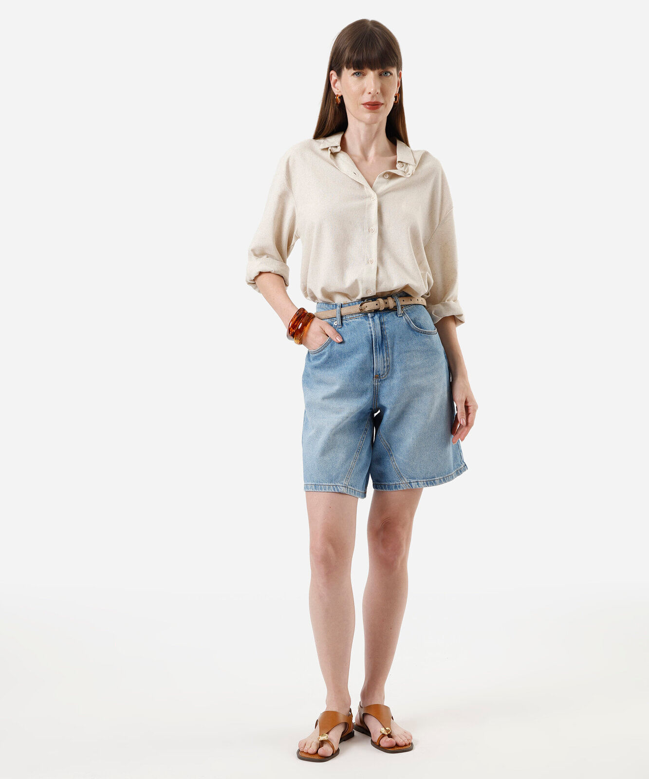 Vista 2 bermuda feminina jeans com recorte cintura alta azul C&A Jeans Claro C&A Jeans Claro