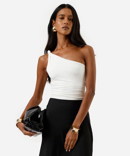 blusa ombro único feminina franzida off white GG blusa ombro único feminina franzida off white GG