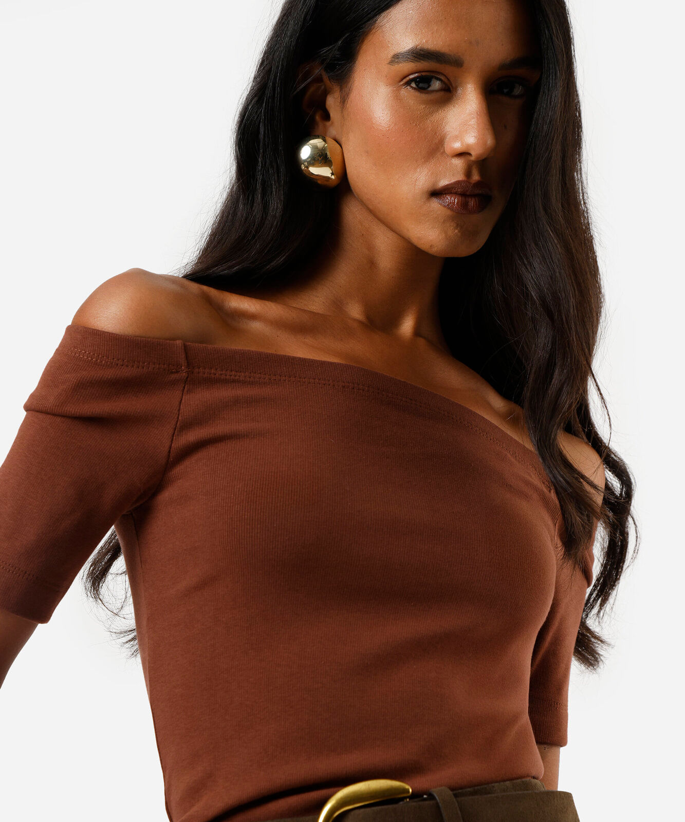 blusa feminina ombro a ombro manga curta marrom