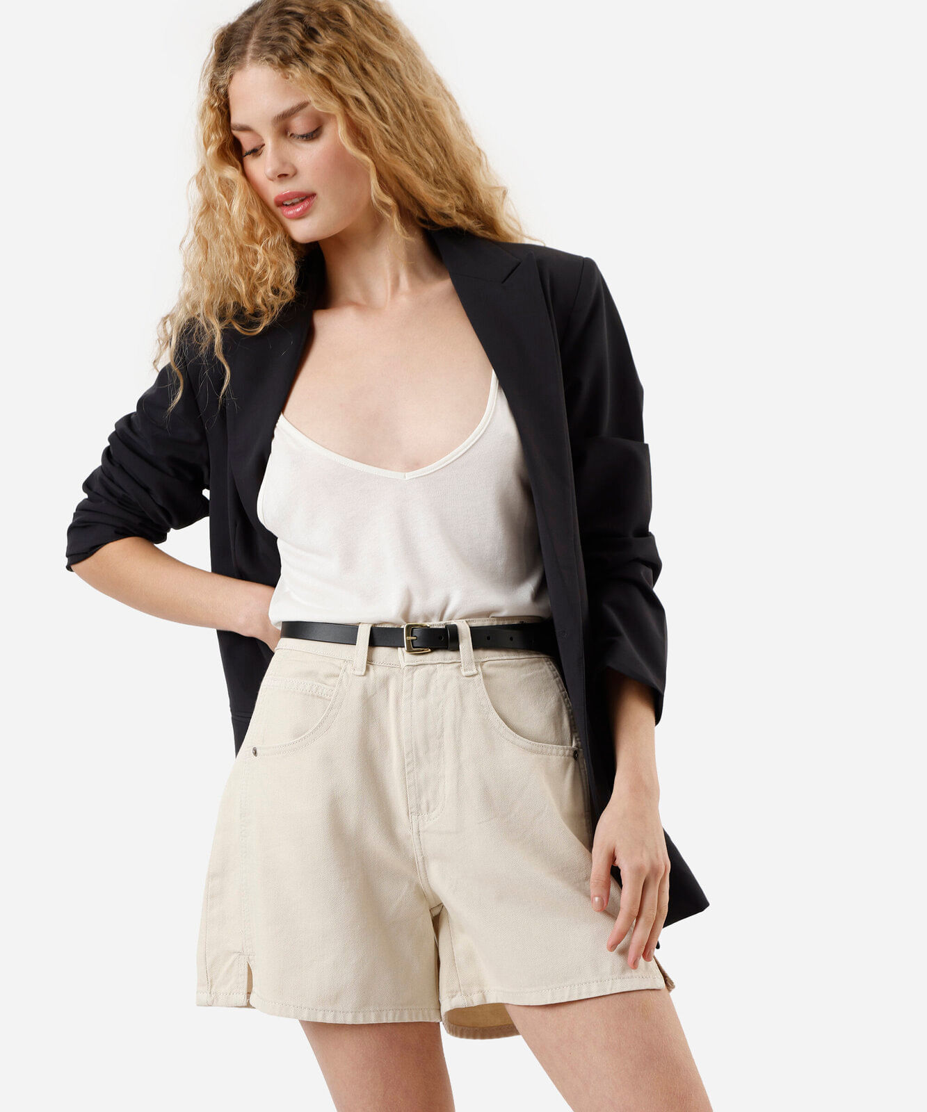 short de sarja feminino com fendas cintura alta bege