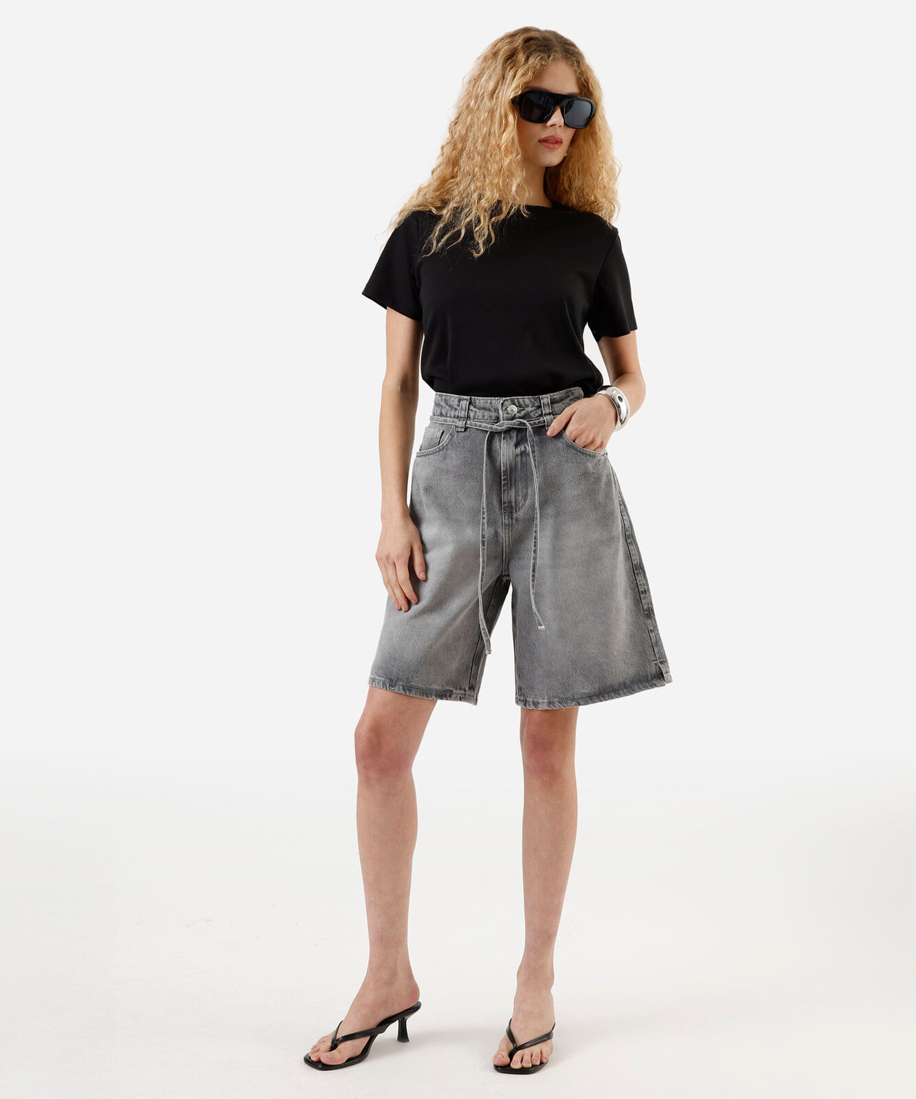 bermuda jorts feminina jeans com cordão cintura média cinza