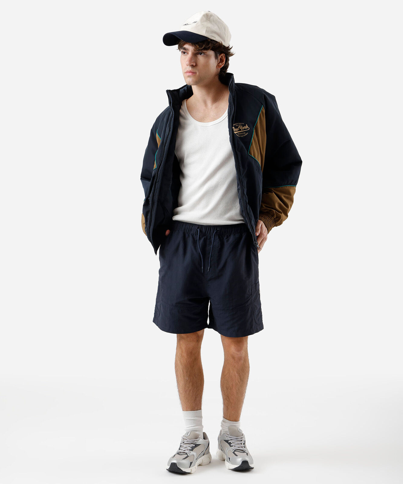 short cargo texturizado com cordão azul