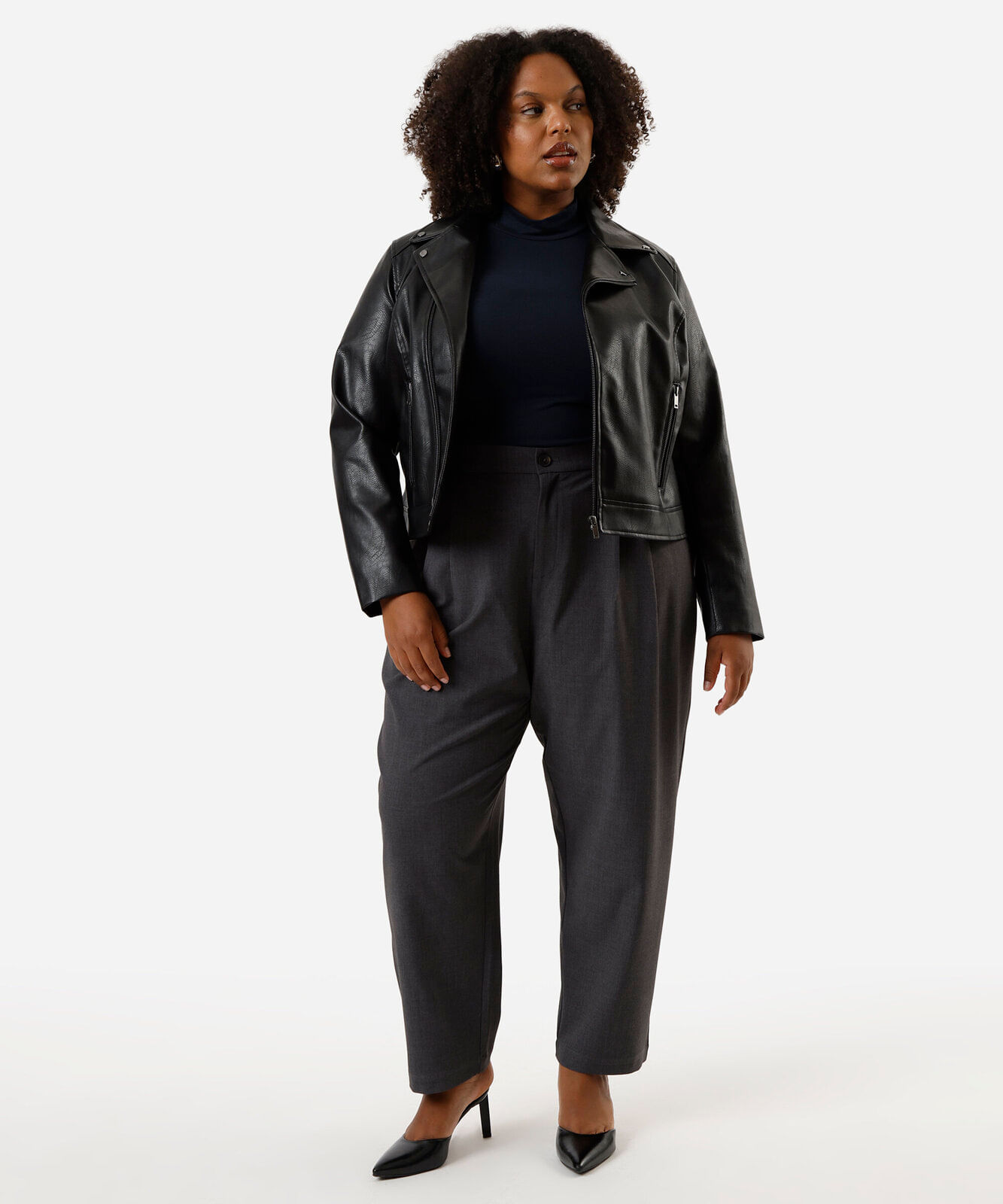 calça reta de alfaiataria feminina com pregas plus size cinza