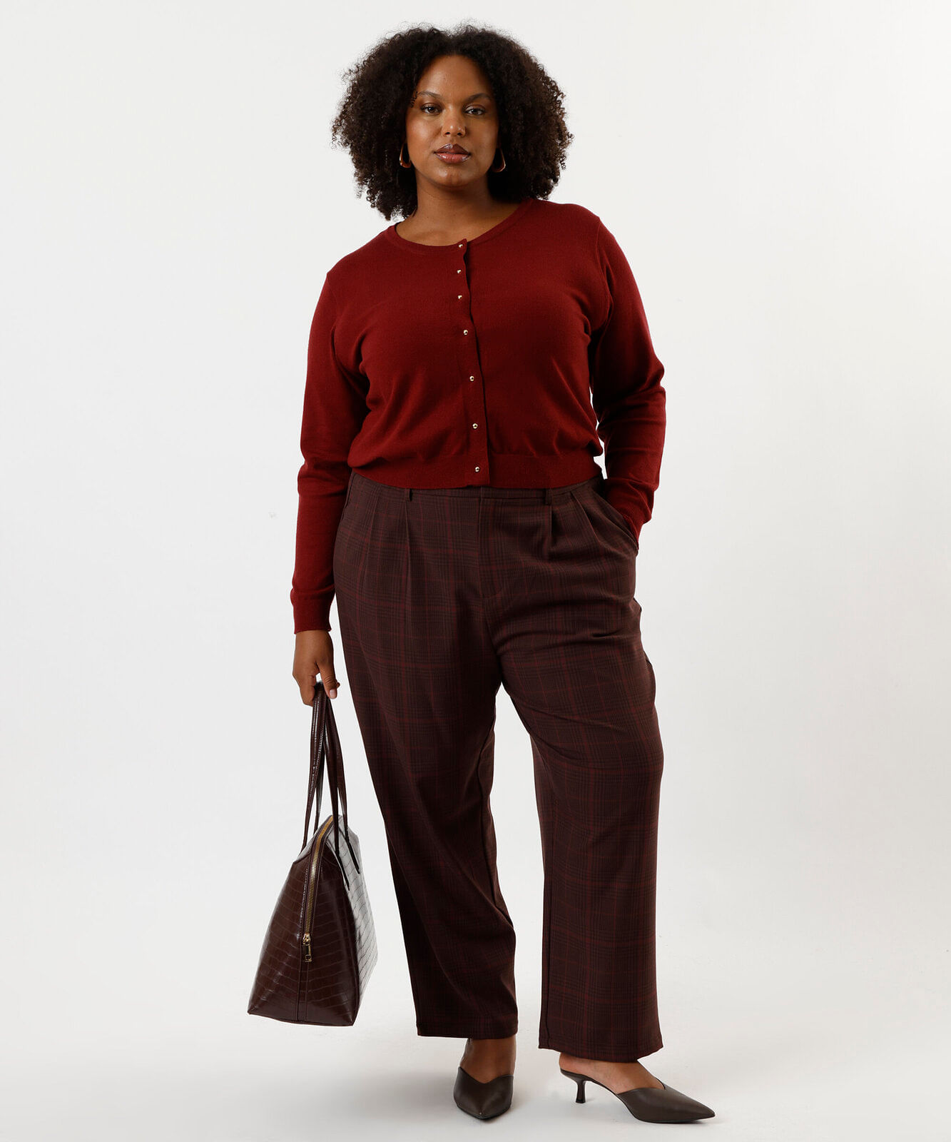 calça de alfaiataria feminina com pregas xadrez plus size vinho