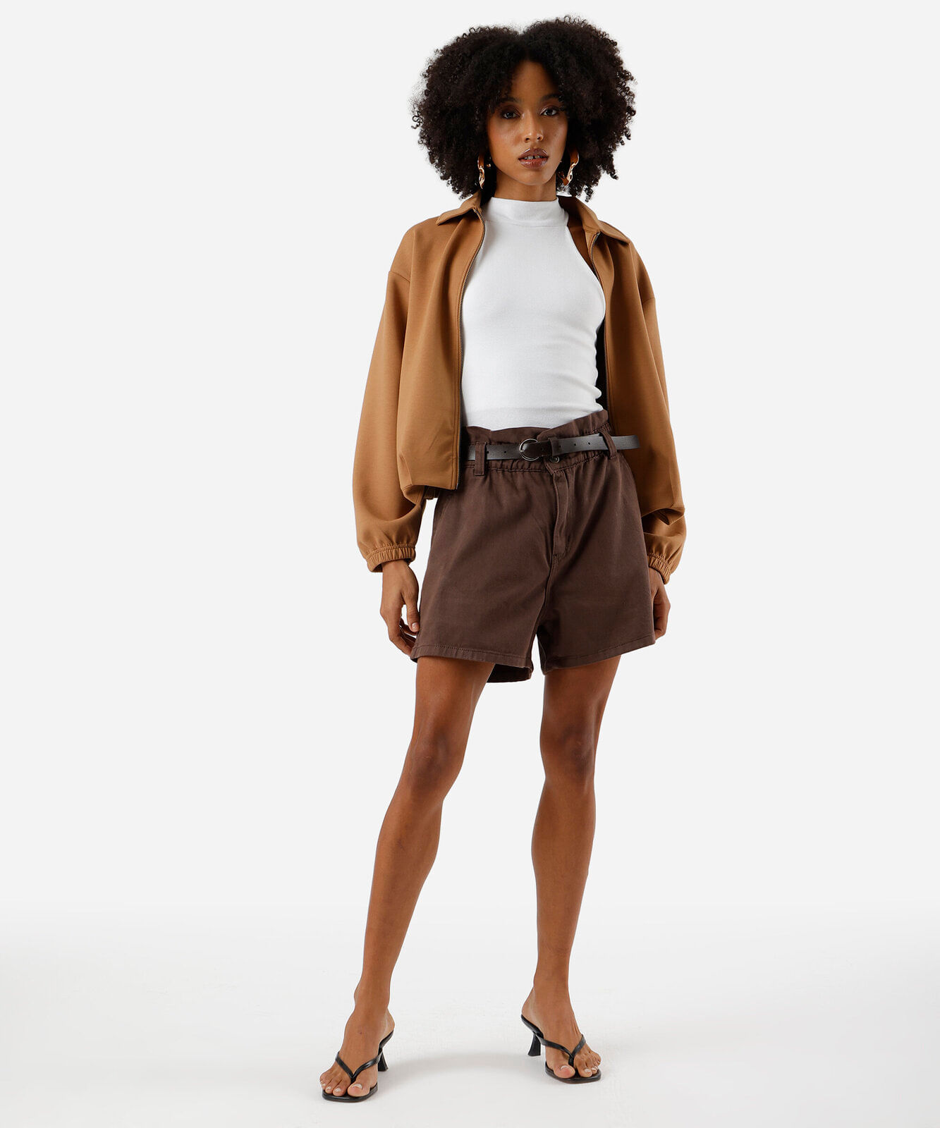 short clochard feminino de sarja com cinto marrom