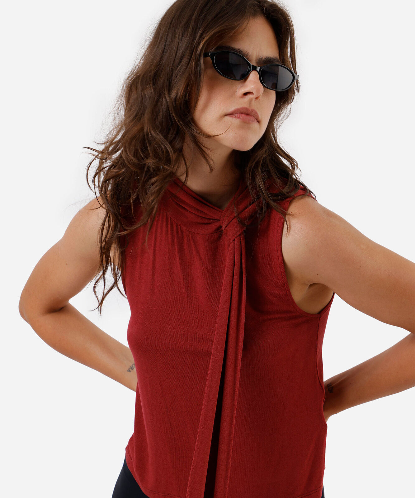 regata feminina gola alta com amarração vermelha