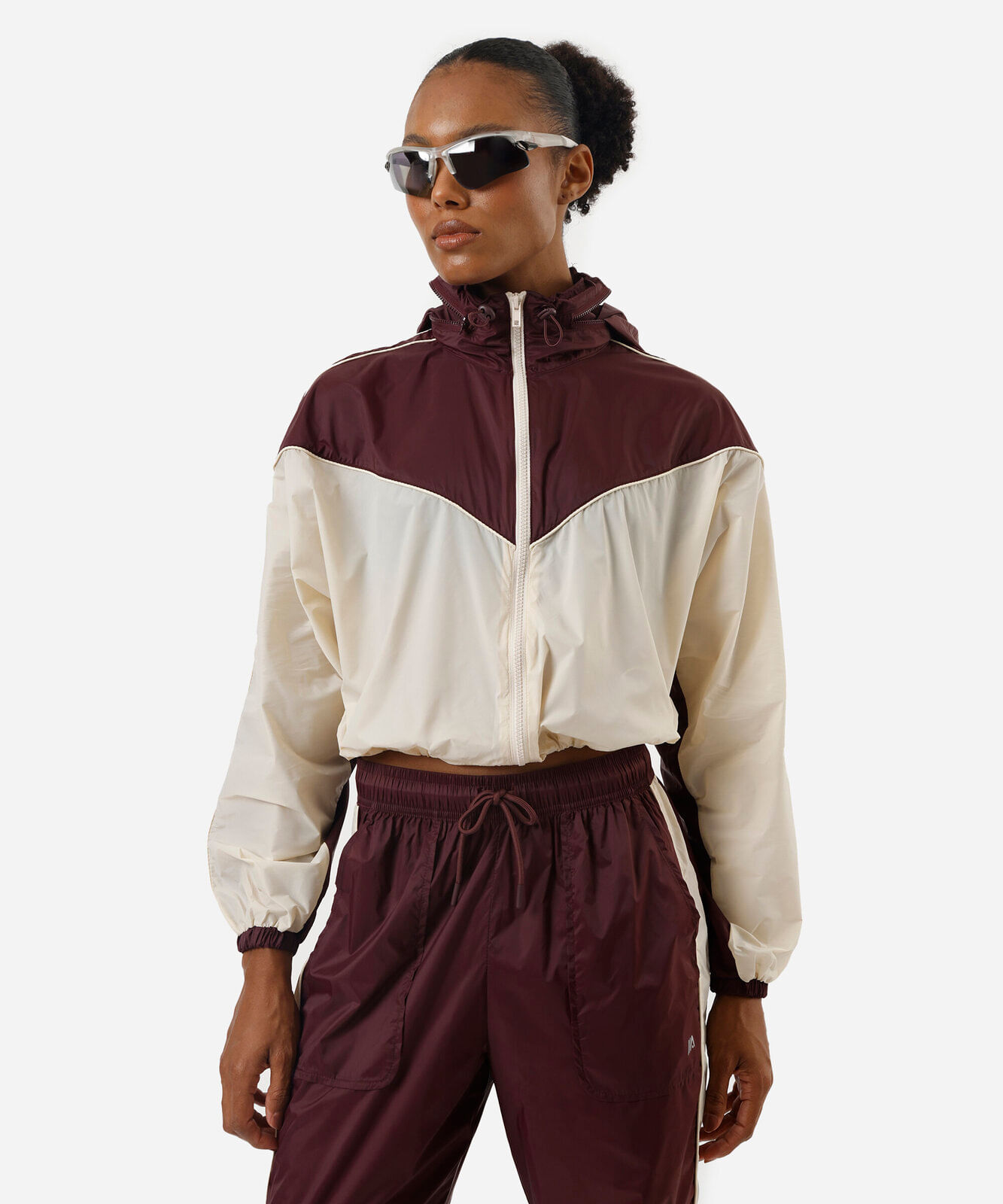 jaqueta corta vento feminina com recortes e capuz retrátil esportiva ace vinho