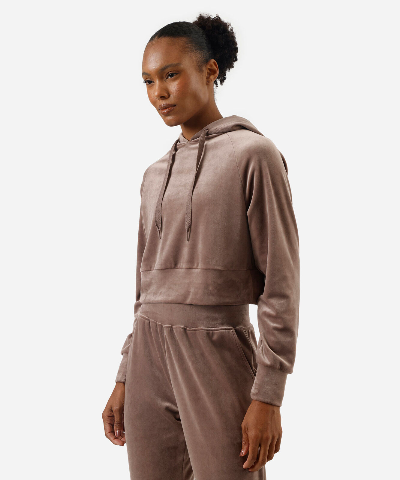 blusão cropped feminino de plush com capuz esportivo marrom