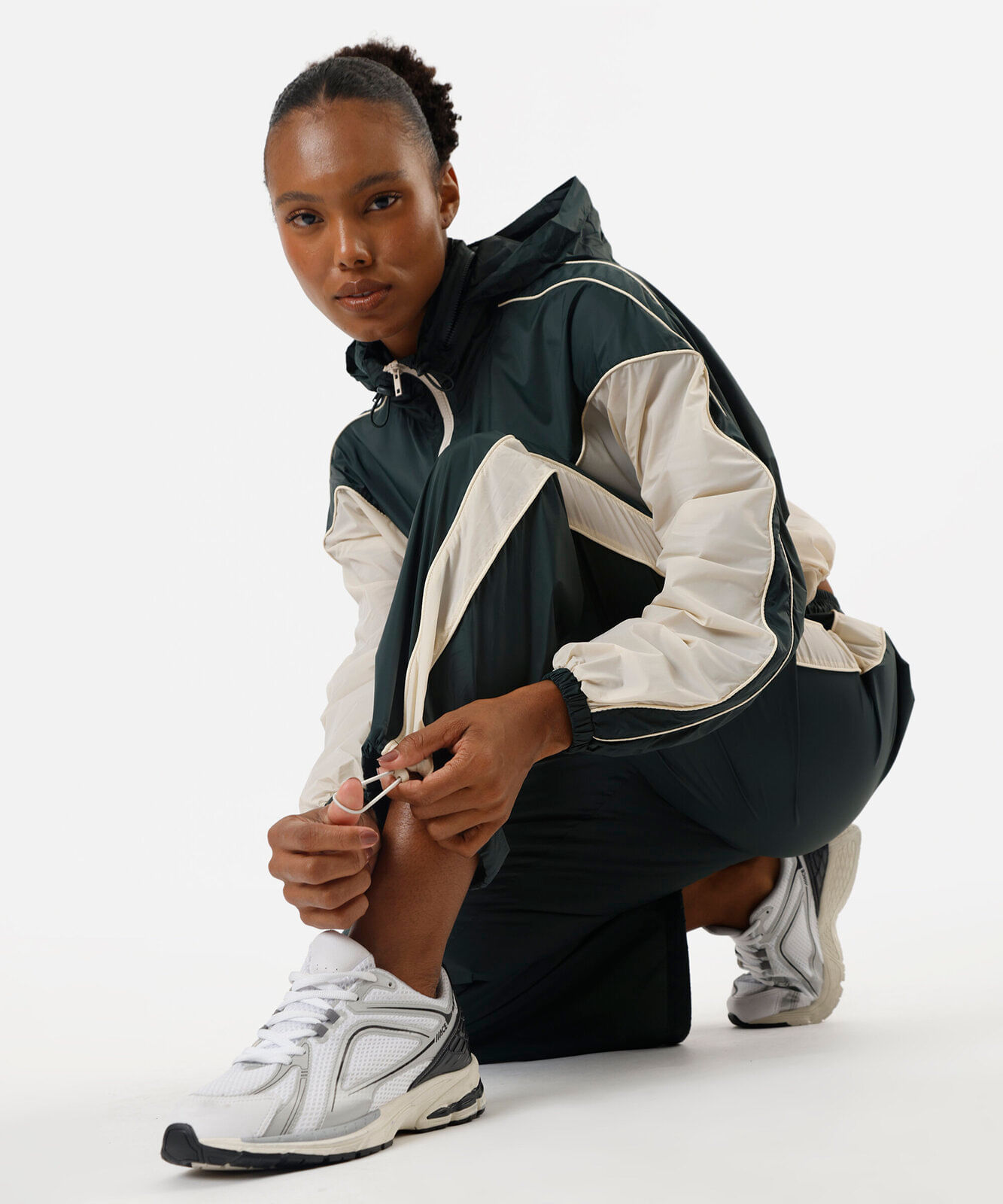 calça feminina de poliamida com recortes e nervuras esportiva ace verde