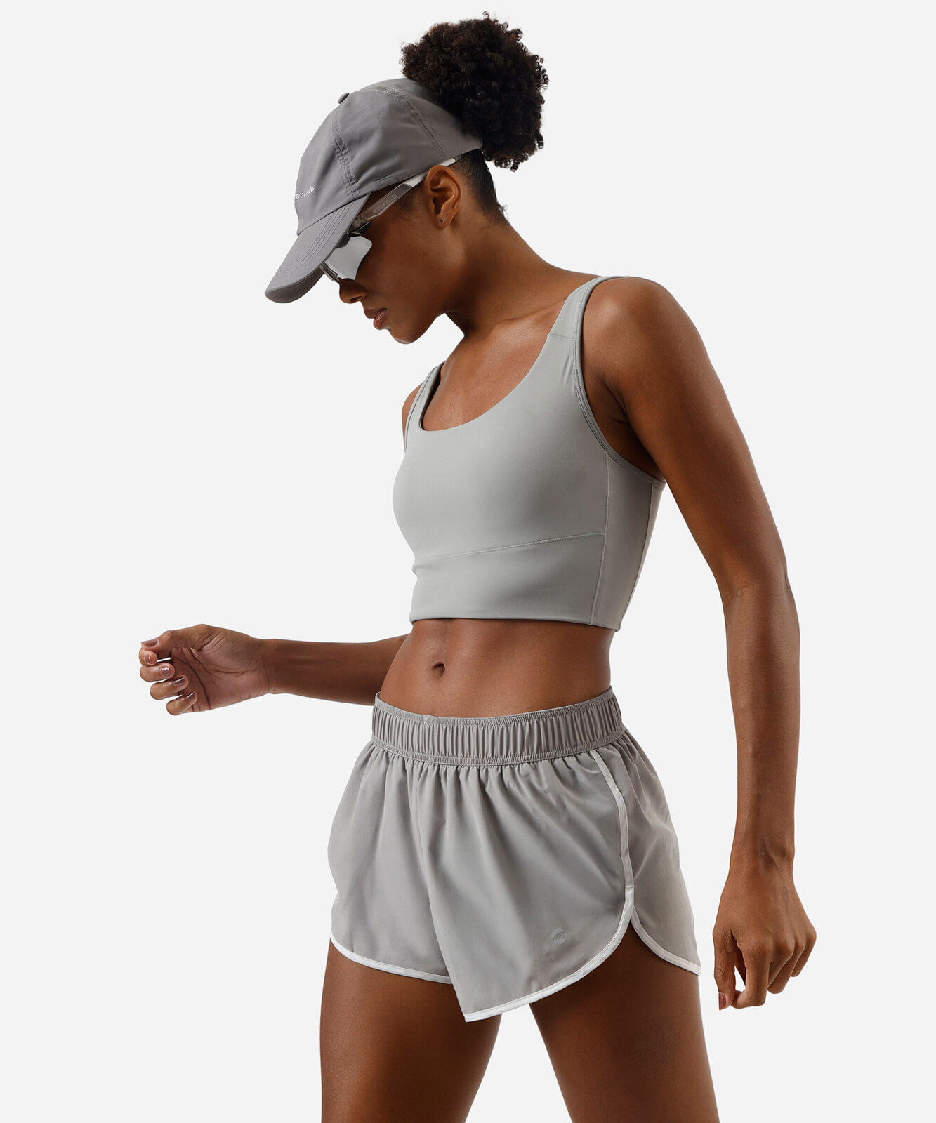 short feminino esportivo com refletivo cinza