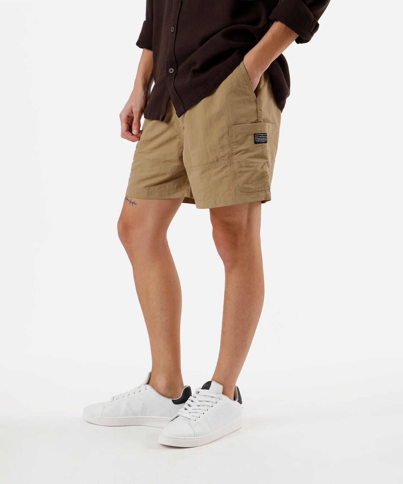 short cargo texturizado com cordão bege