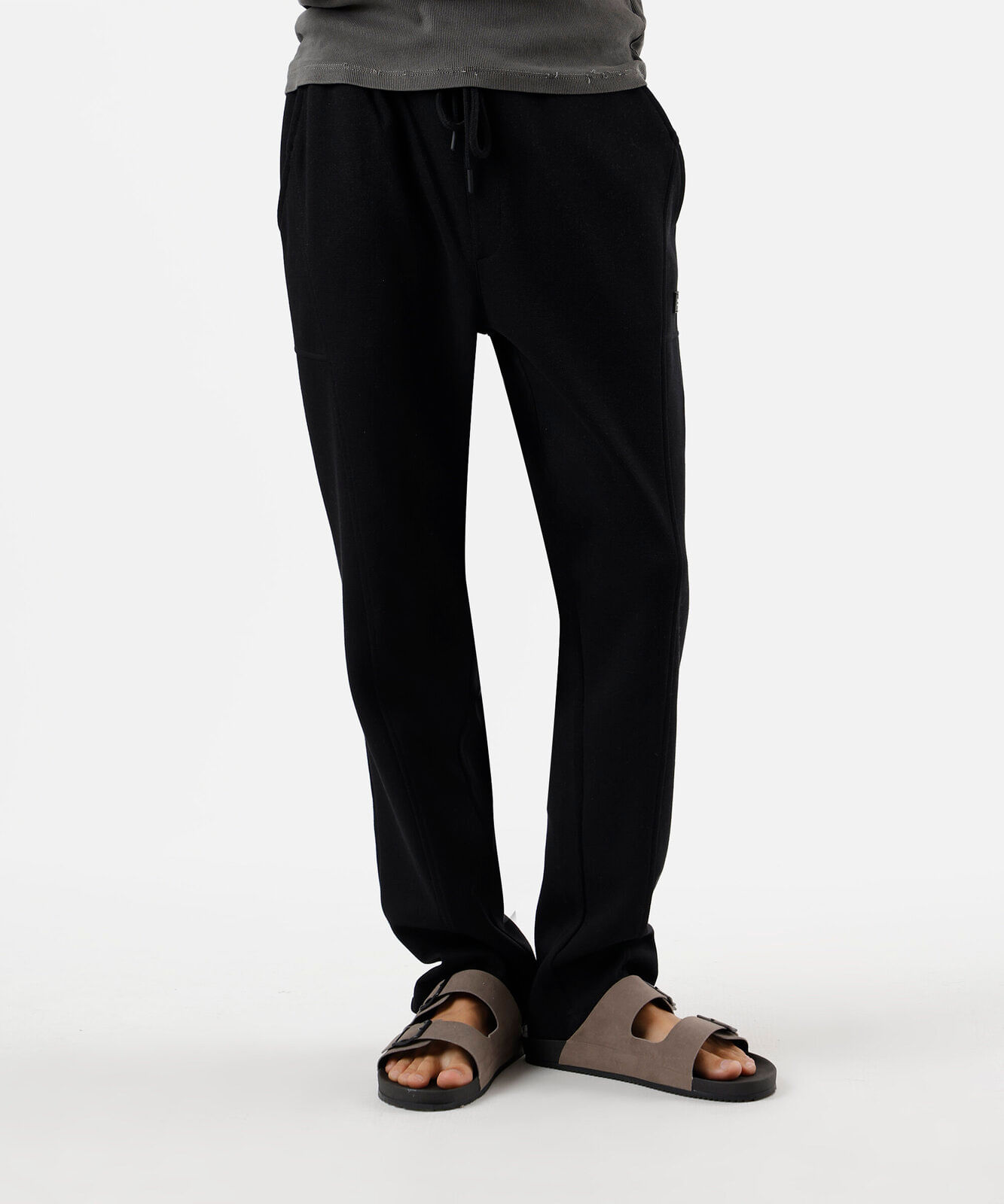calça masculina relaxed com recortes preta