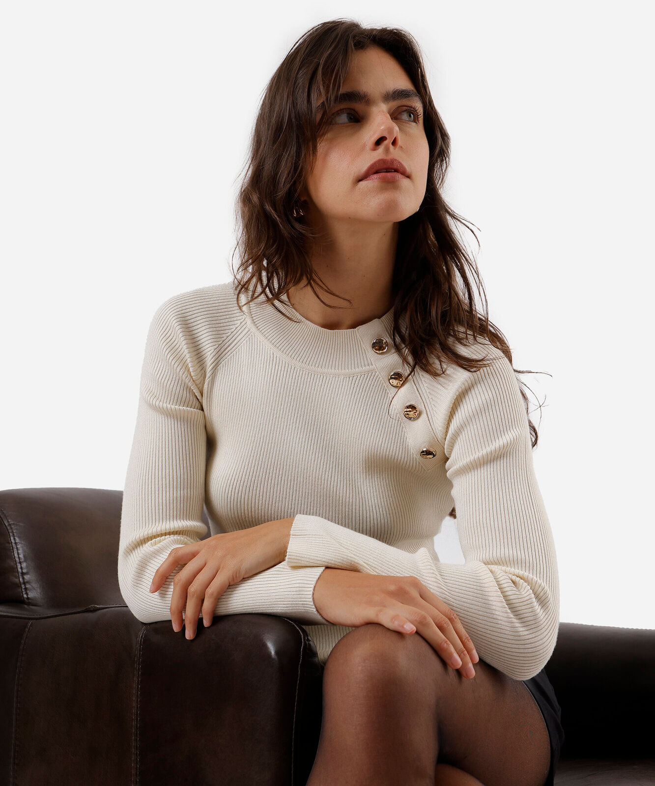 suéter feminino de tricot com botões canelado off white