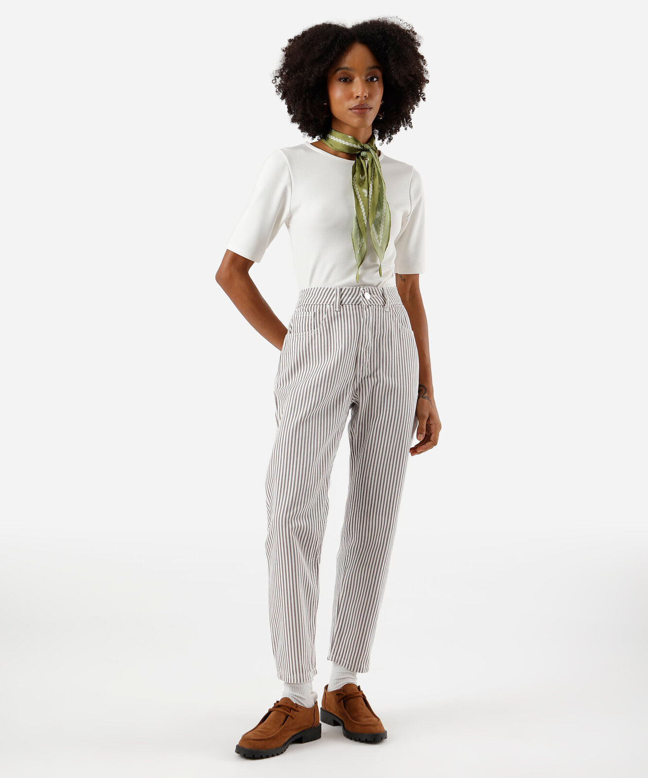 calça mom feminina de sarja cintura alta listrada marrom