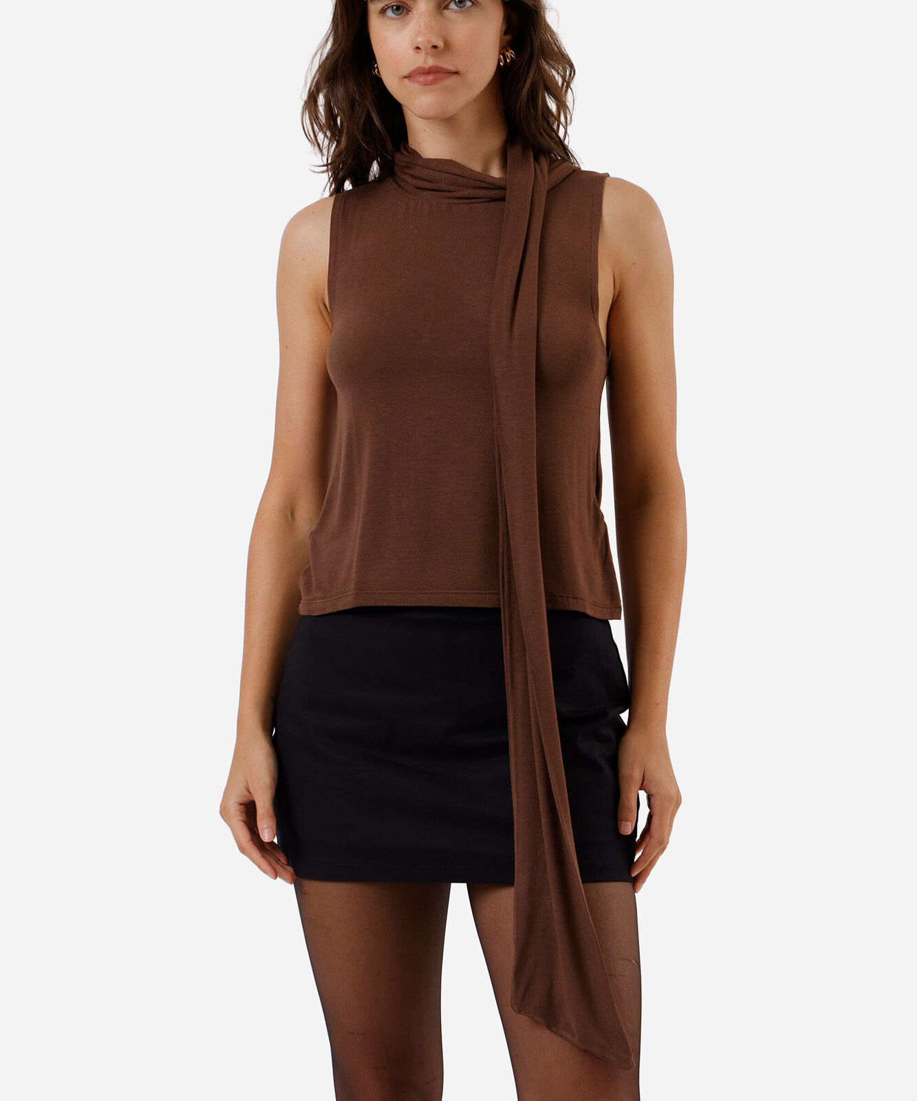 regata feminina gola alta com amarração marrom