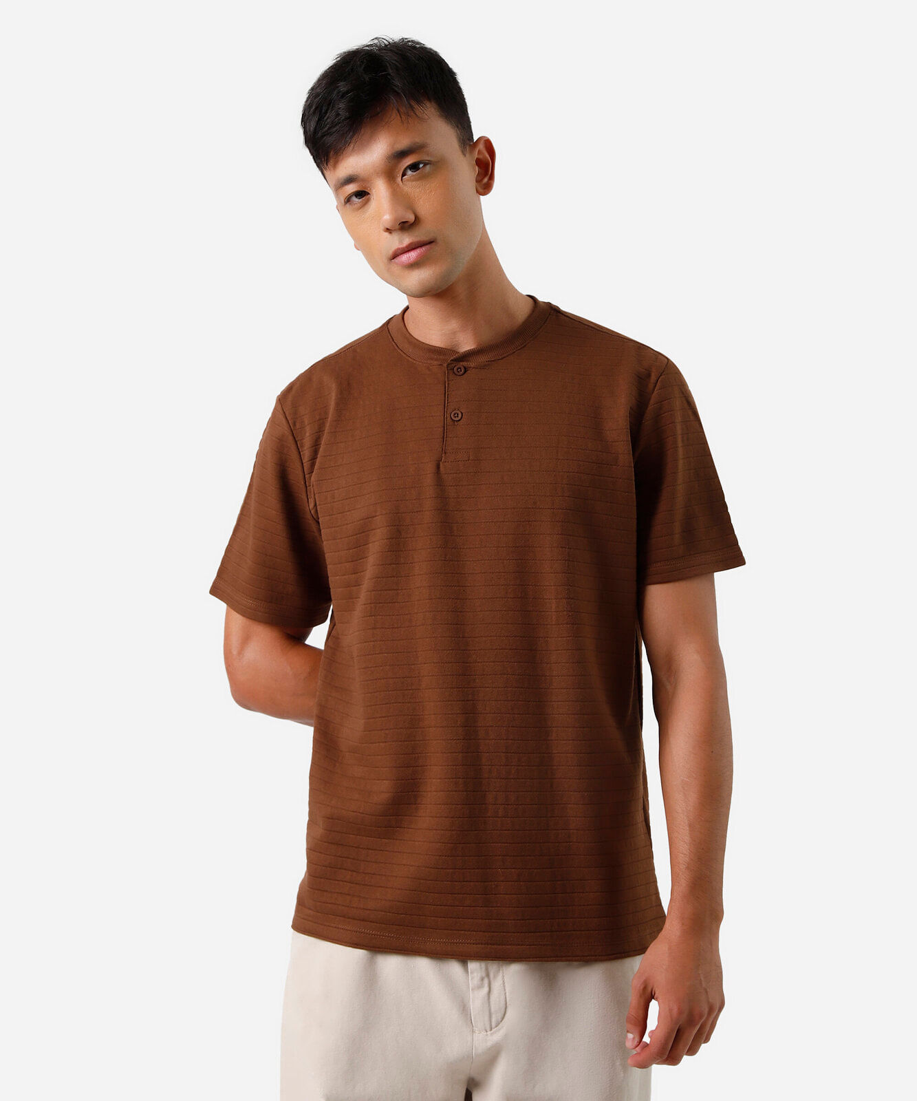 camiseta masculina listrada marrom