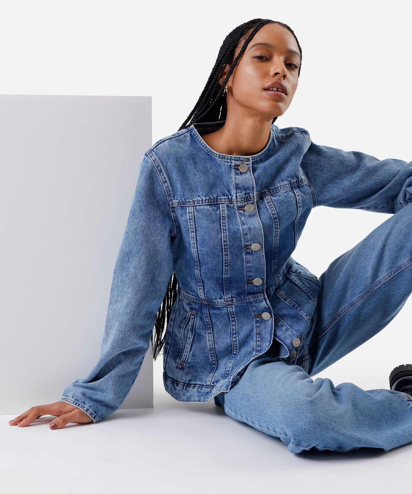 jaqueta feminina jeans com recortes acinturada azul