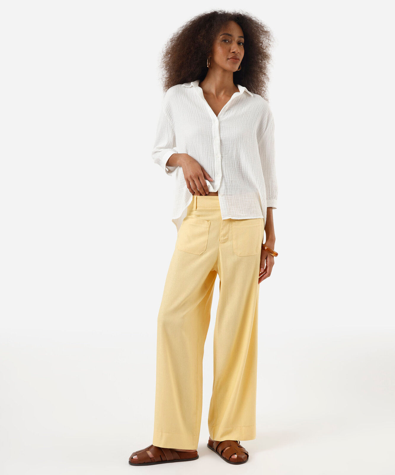 calça feminina wide cropped com bolso frontal amarela