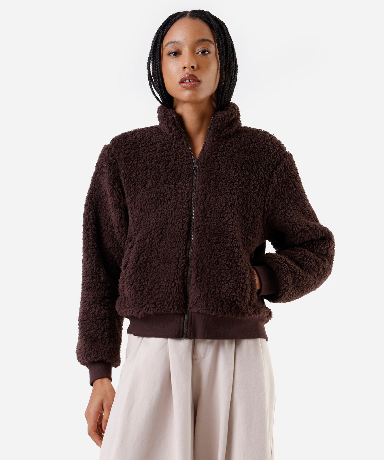 jaqueta de pelo com bolsos gola alta marrom