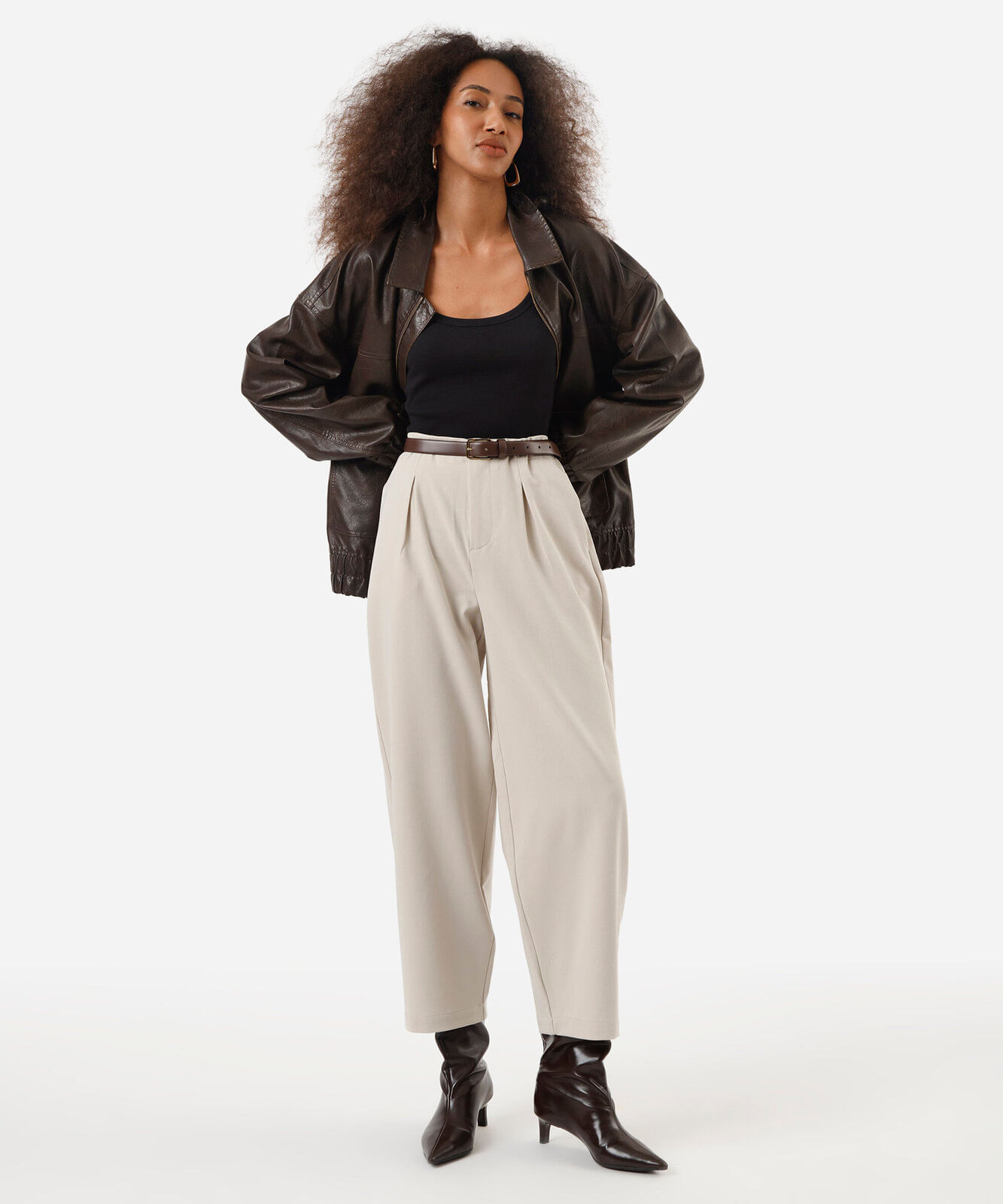 calça de alfaiataria feminina com pregas cintura alta bege