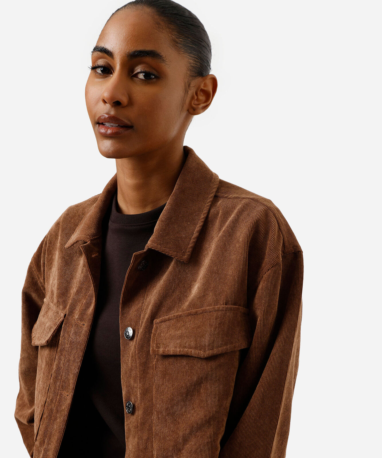 camisa feminina shacket com bolso oversized marrom