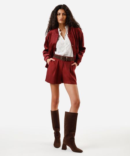short de alfaiataria feminino com viscose e pregas vinho 44 short de alfaiataria feminino com viscose e pregas vinho 44