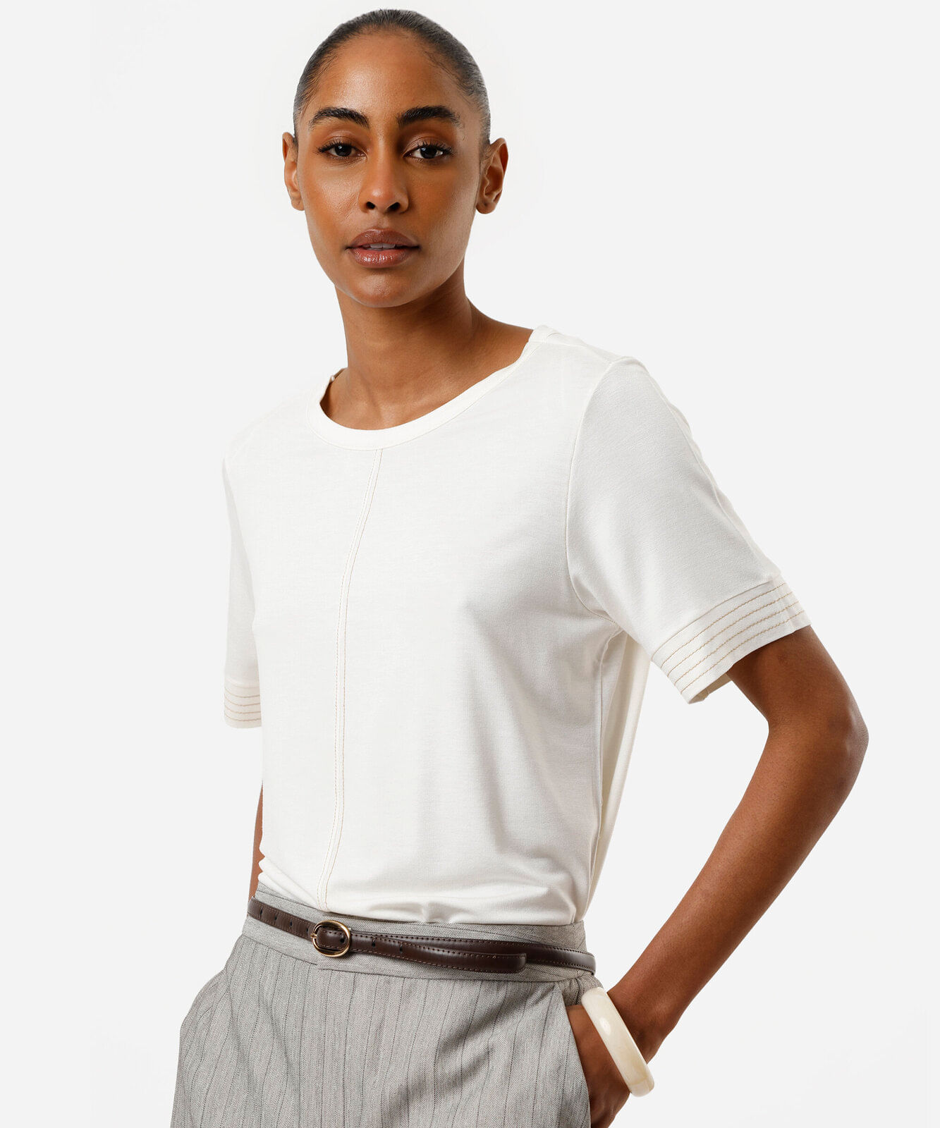 blusa feminina manga curta com pesponto em viscose off white