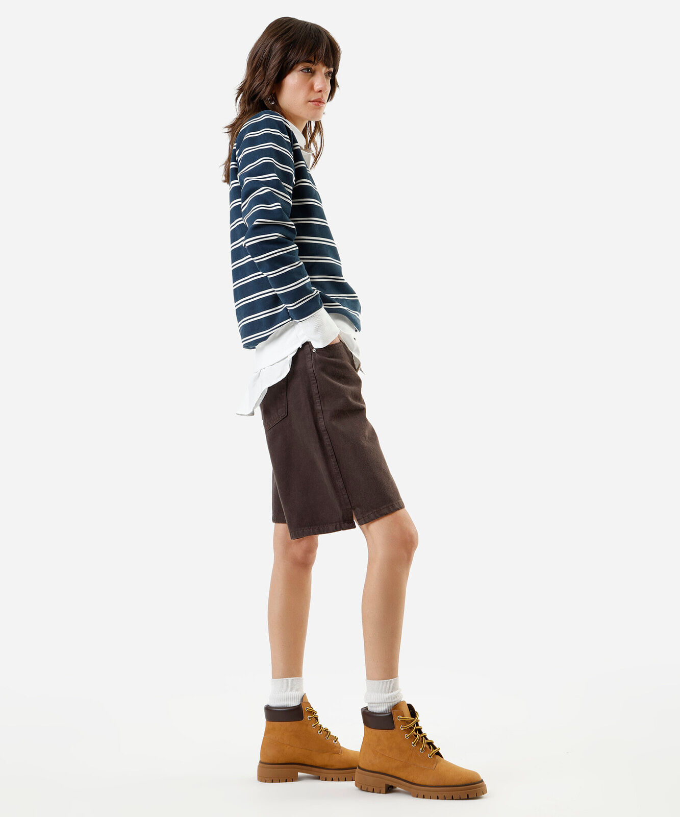 bermuda feminina de sarja com fenda cintura média marrom