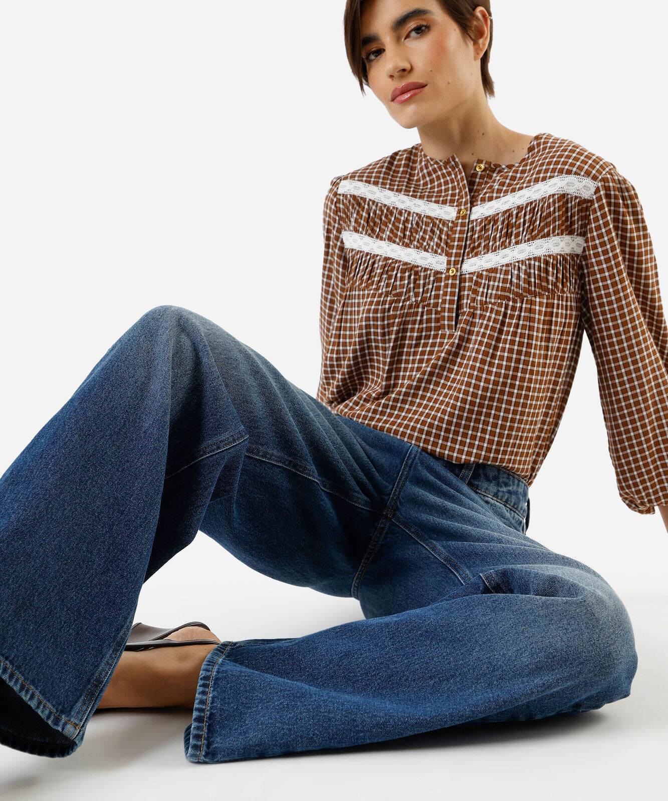 blusa feminina de viscose com renda xadrez marrom