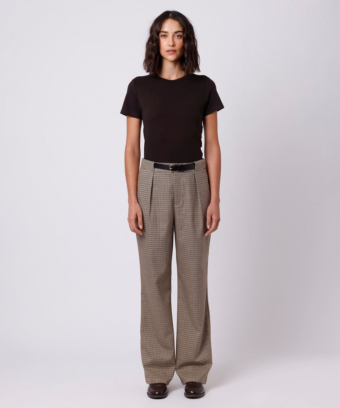 calça de alfaiataria feminina com pregas e cinto xadrez mindset colorida