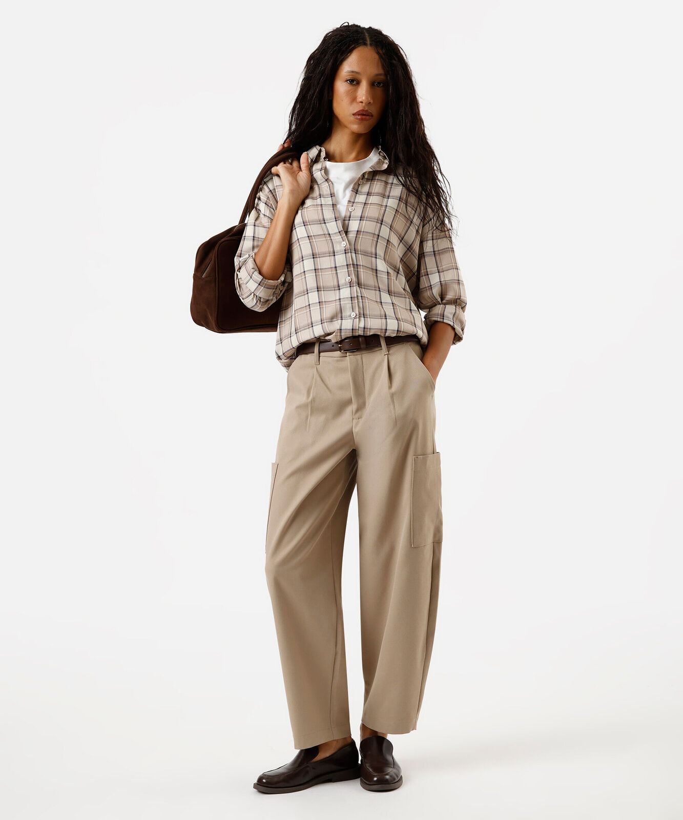 calça cargo de alfaiataria feminina com pregas bege