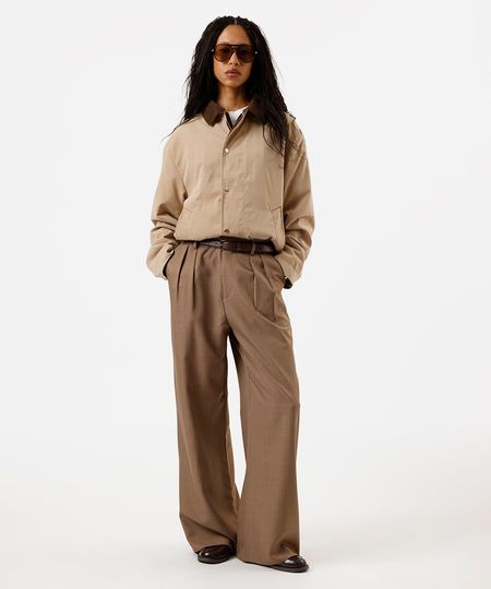 calça baggy de alfaiataria feminina com pregas marrom 42