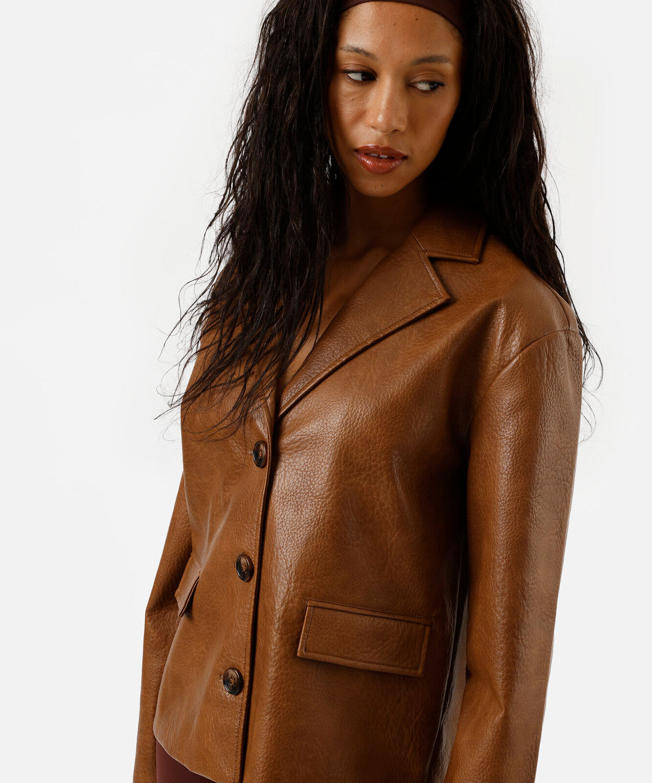 blazer oversized feminino de poliuretano com bolsos marrom