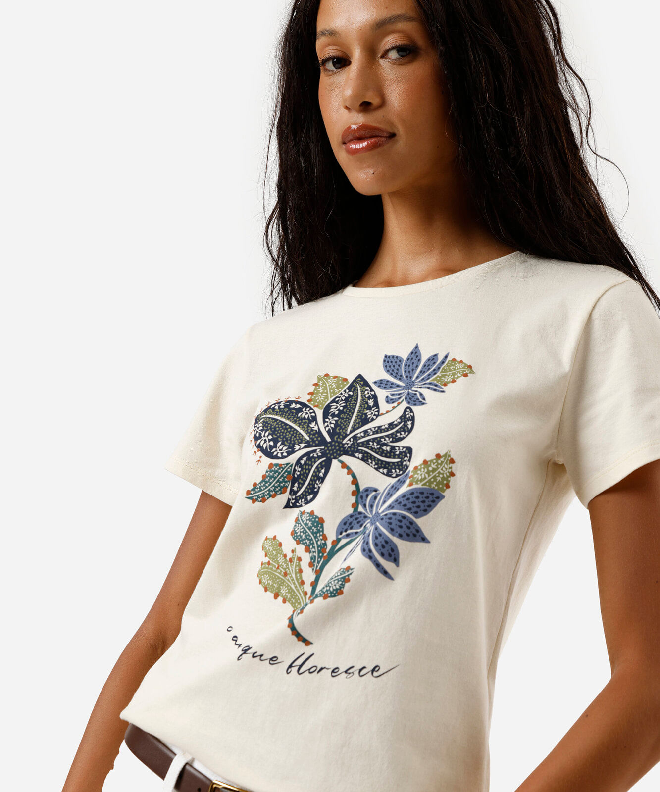 camiseta feminina de algodão amor que floresce bege