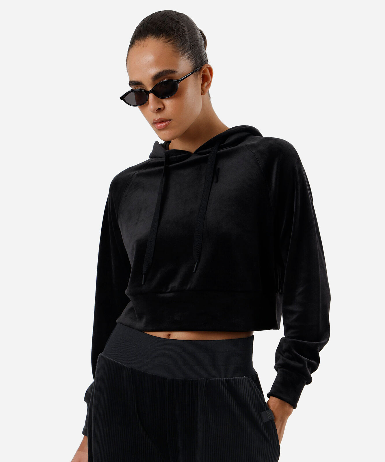 blusão cropped feminino de plush com capuz esportivo preto