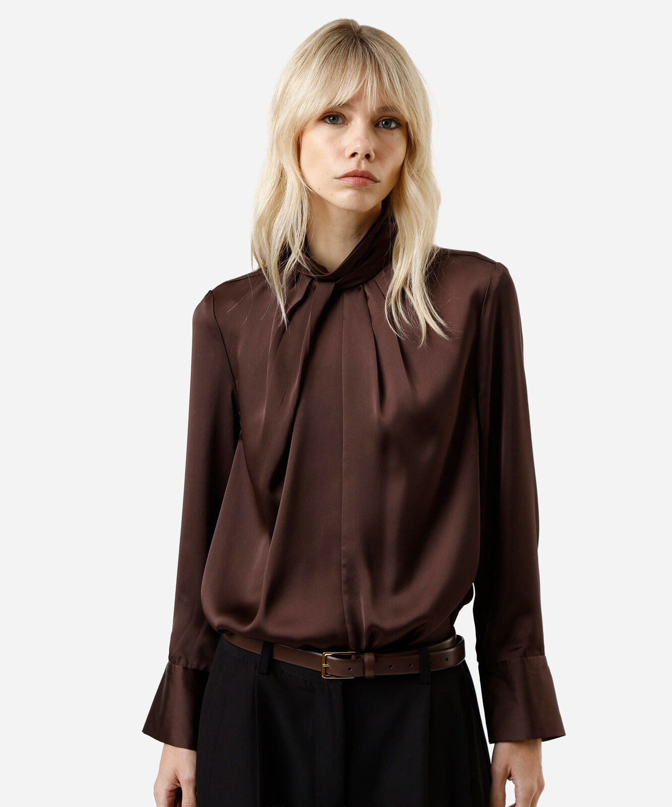 blusa feminina com pregas manga longa acetinada marrom