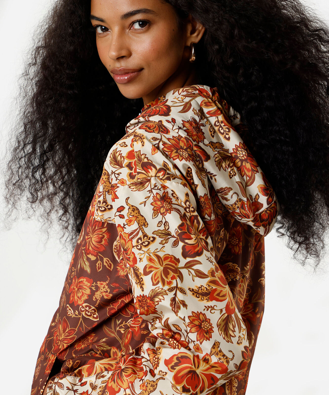 jaqueta corta vento feminina com capuz floral marrom