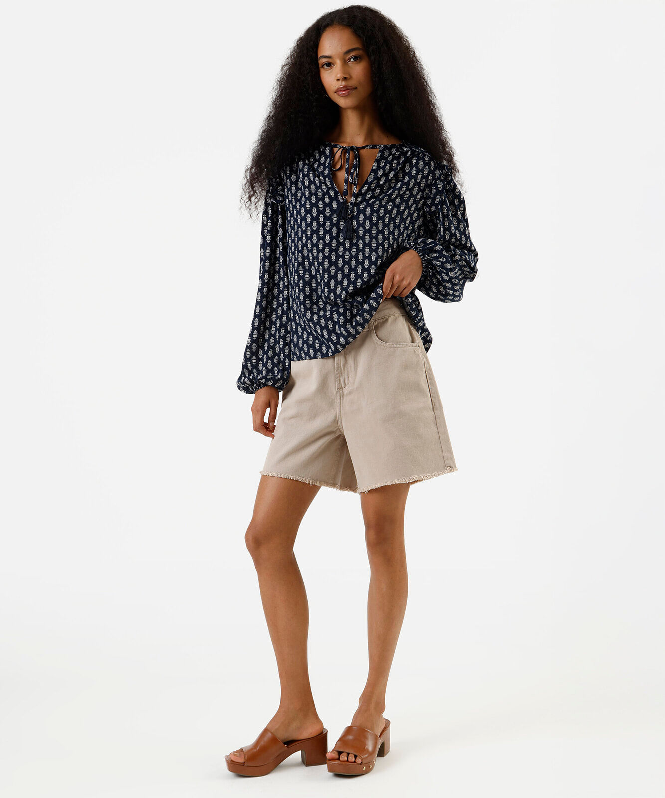 bermuda mom feminina de sarja com barra a fio cintura média bege