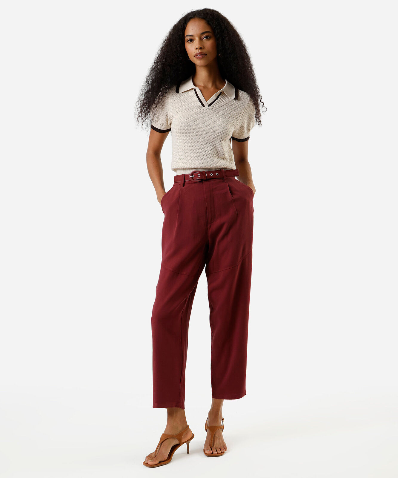 calça de alfaiataria feminina com recorte e cinto vinho