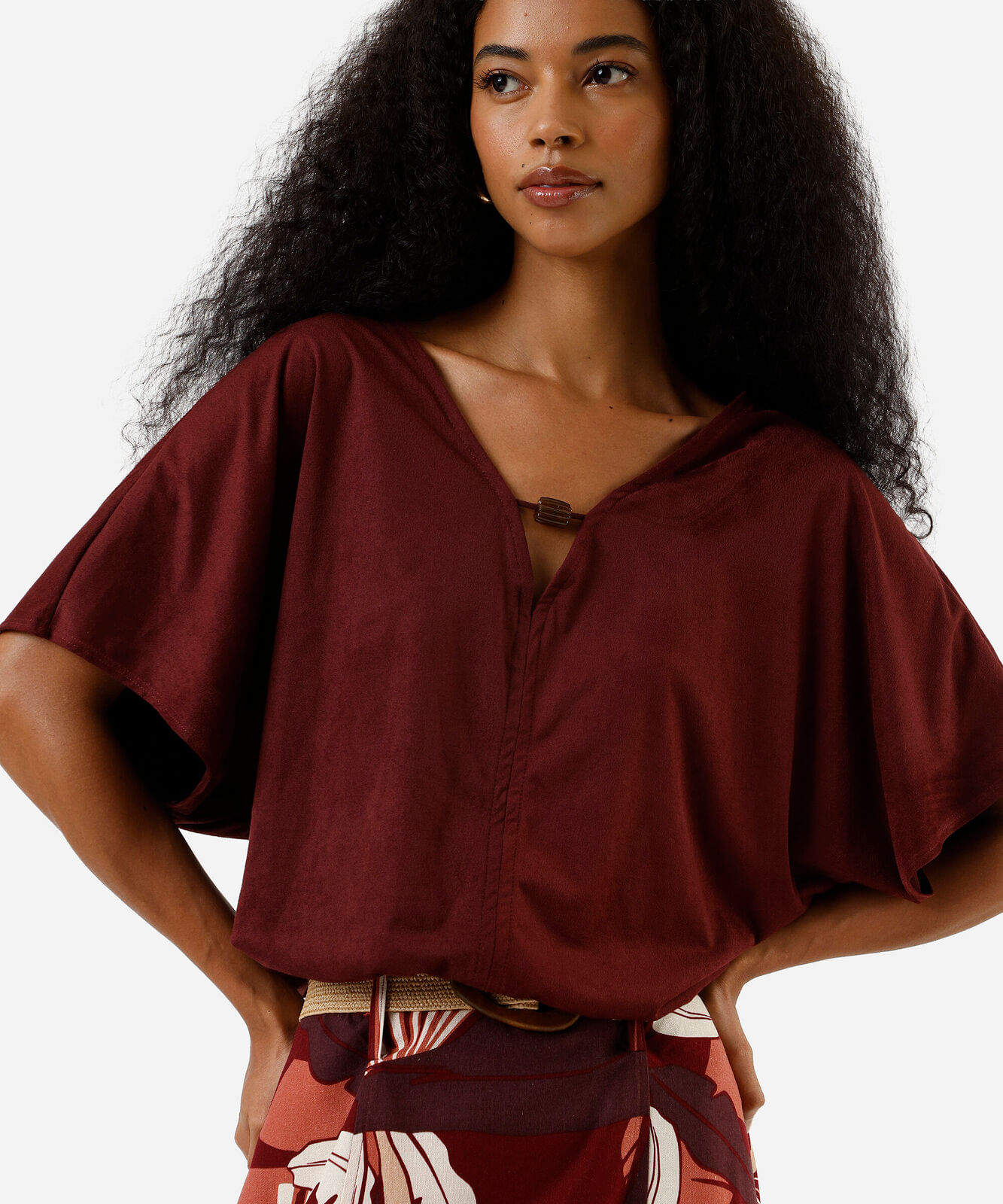 blusa feminina de suede decote v com aviamento vinho