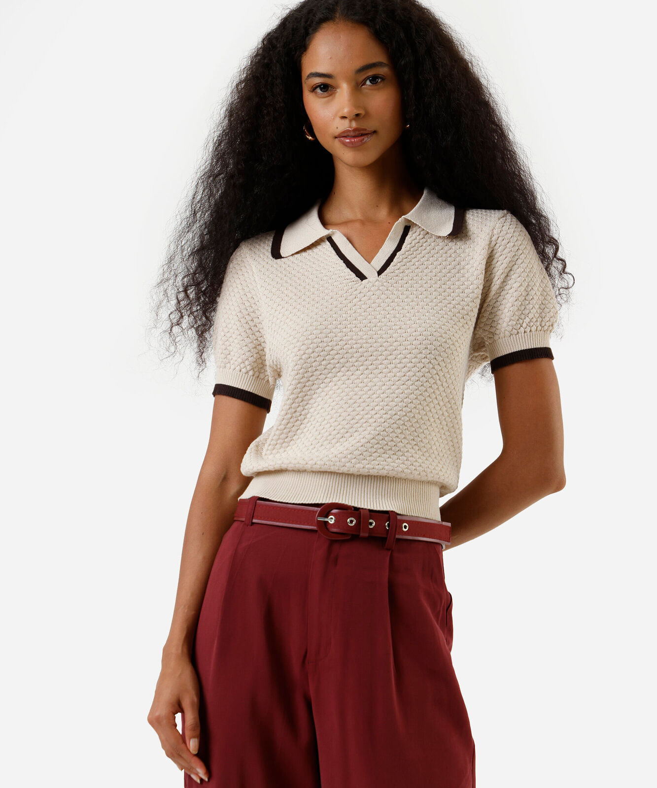 polo feminina de tricot texturizada bege