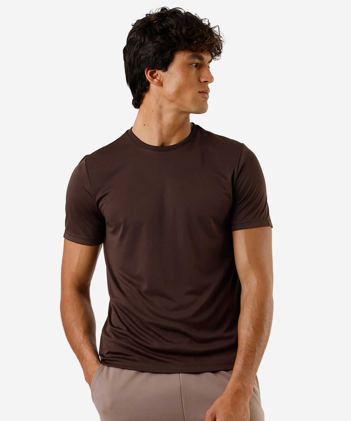 camiseta esportiva masculina marrom