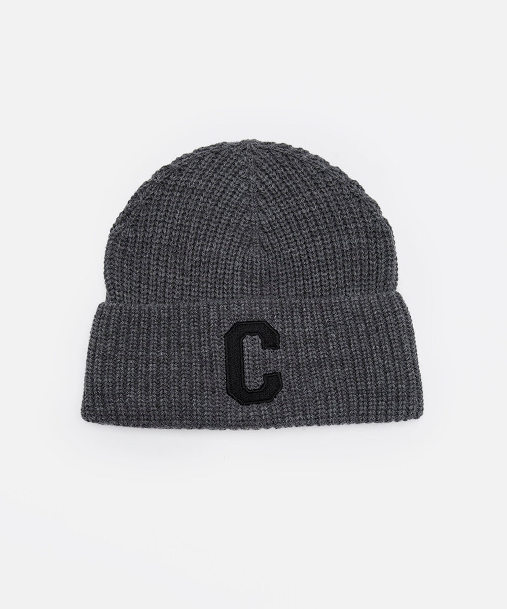 gorro de tricot com bordado cinza